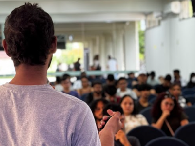 Palestrante durante programação